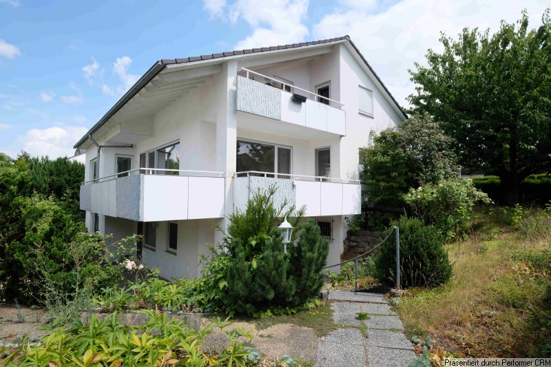 Hausansicht und Garten Hausansicht und Garten