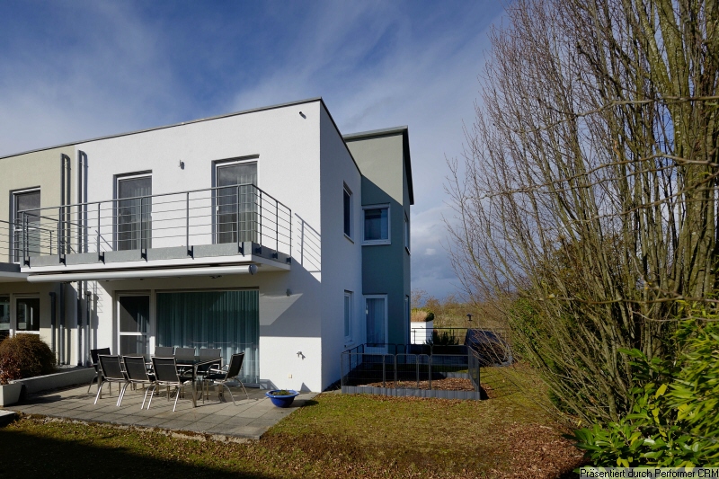 Hausansicht und Garten zur Ostseite