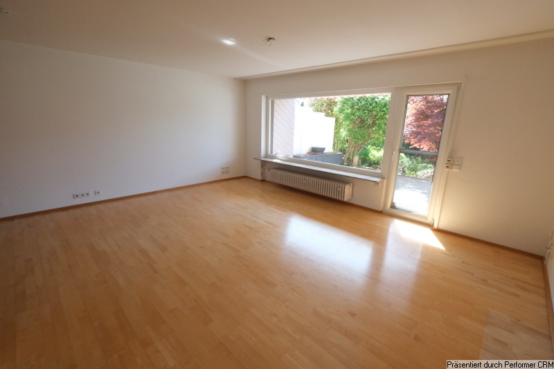 Wohn-Esszimmer mit Blick in den Garten