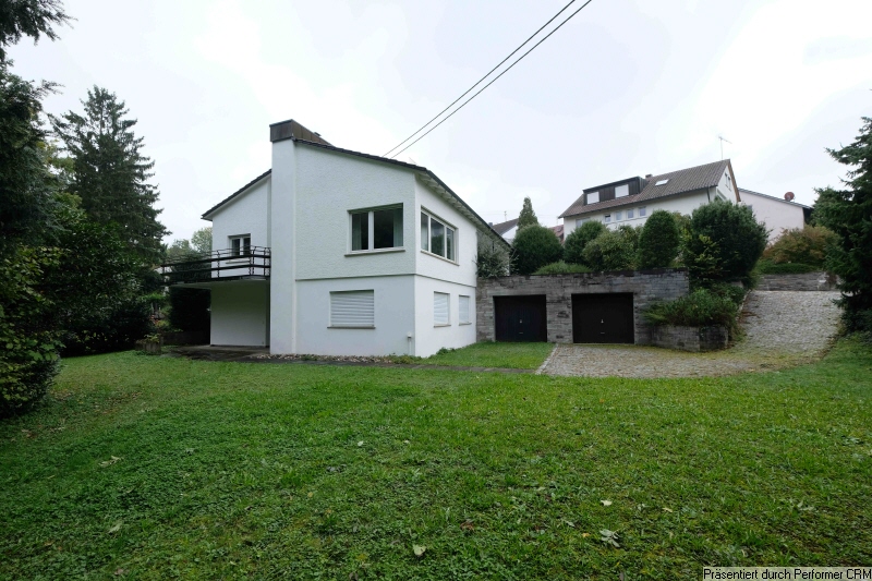 Hausansicht mit Zufahrt