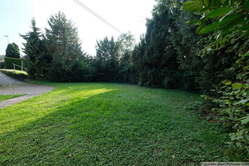 Blick Südwest, Grundstück mit Zufahrt, Garten und Wald