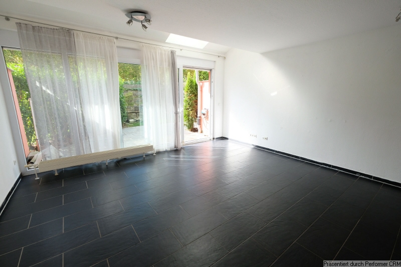 Wohn-Esszimmer mit Zugang zur Terrasse