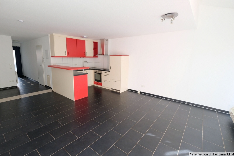 Wohn-Esszimmer mit offener Küche