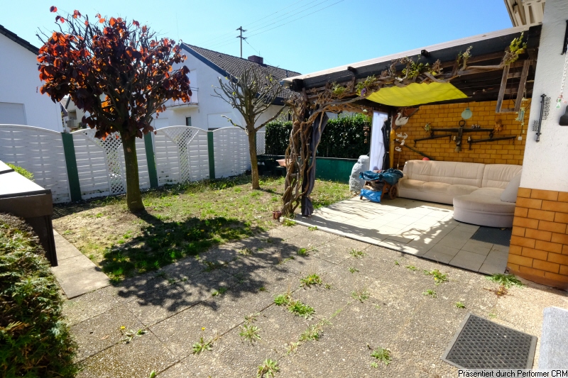 Garten mit Terrasse nach Südwesten Garten mit Terrasse nach Südwesten