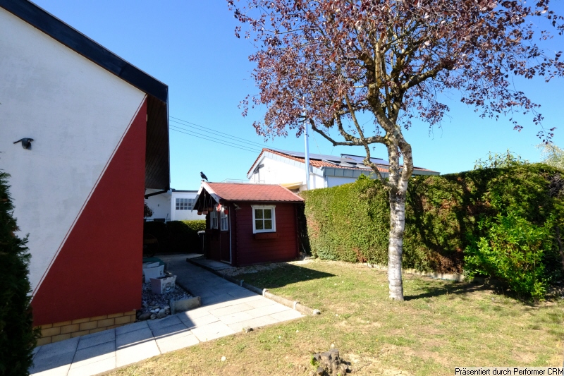 Garten mit Geräteschuppen zur Nordostseite Garten mit Geräteschuppen zur Nordostseite