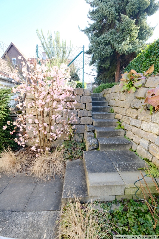 EG-Aufgang in die obere Gartenebene