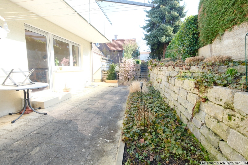 EG-Terrasse und Garten Blick nach Osten