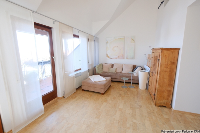 Wohnbereich mit Zugang zum Balkon