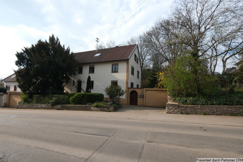 Hausansicht mit Garten und Garagen