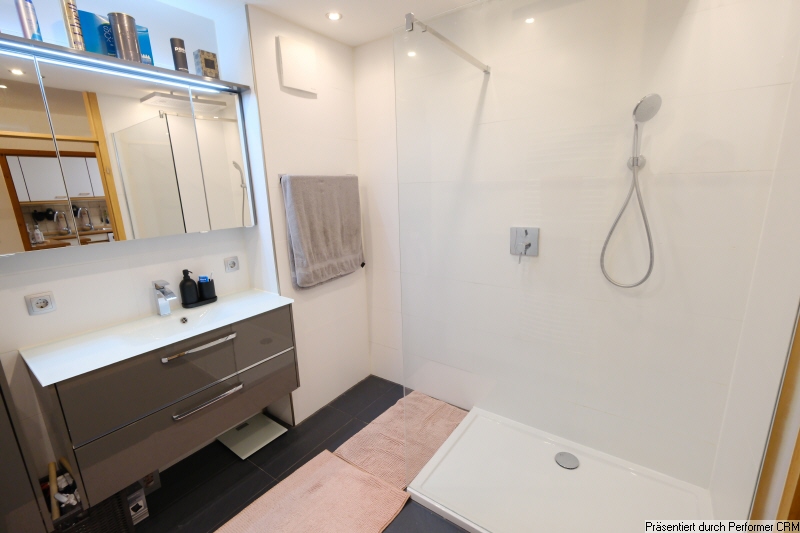 Bad mit Waschtisch und Badmöbel