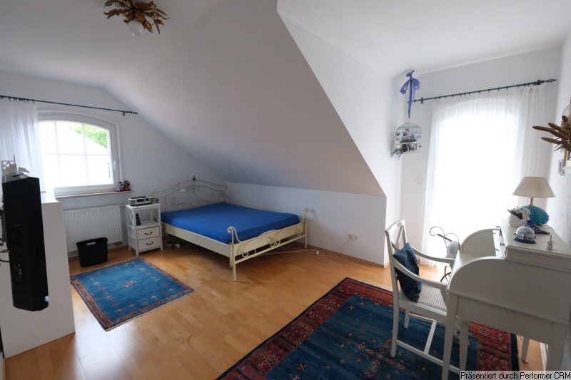Schlafzimmer mit Balkonzugang