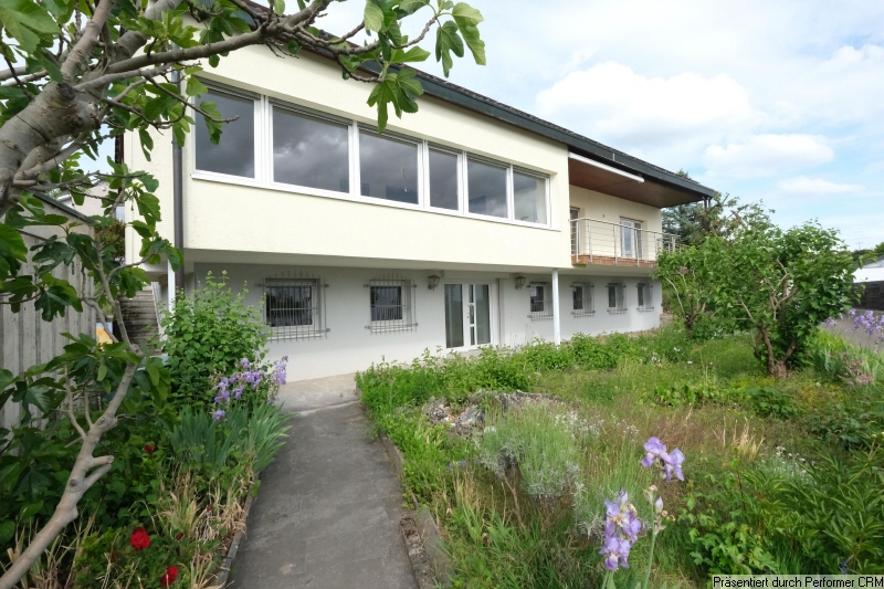 Hausansicht und Garten Südwest