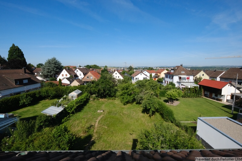Ausblick und Garten nach Westen aus dem Dachgeschoss Ausblick und Garten nach Westen aus dem Dachgeschoss