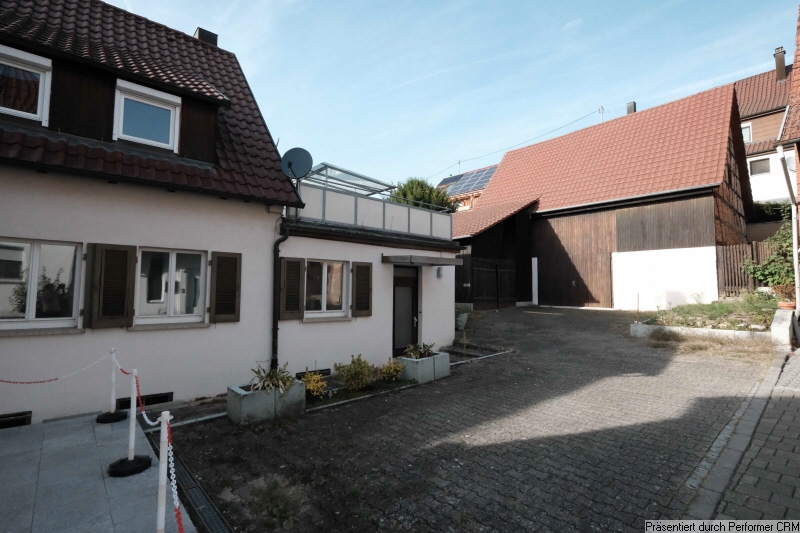 Hausansicht und Scheunen Hausansicht und Scheunen