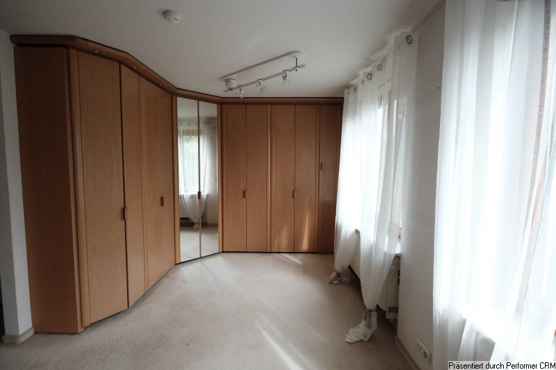 Großer Ankleidebereich oder mögliches extra Zimmer