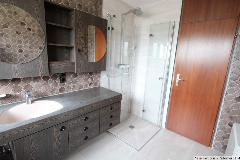 Tageslichtbad mit bodengleicher Dusche