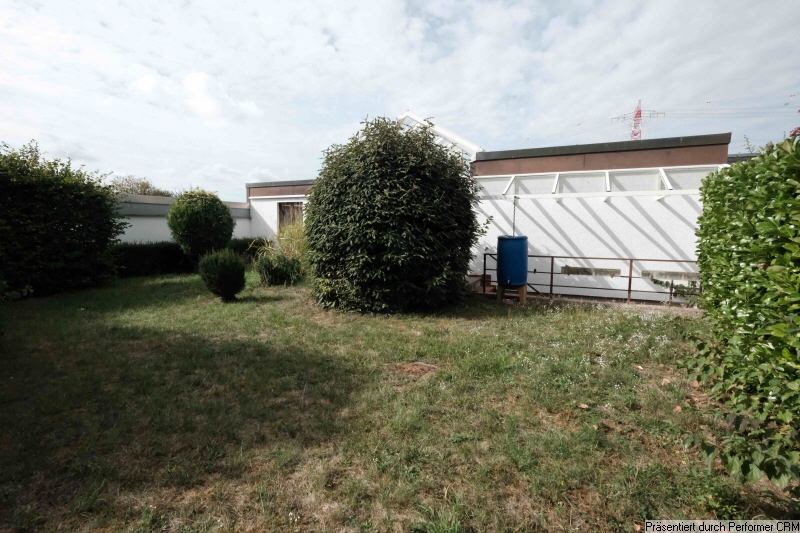 Garten und Außentreppe ins UG