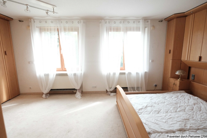 Schlafzimmer Ost mit Ankleidebereich