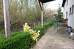 Garten oder Terrassenbereich hinter dem Haus